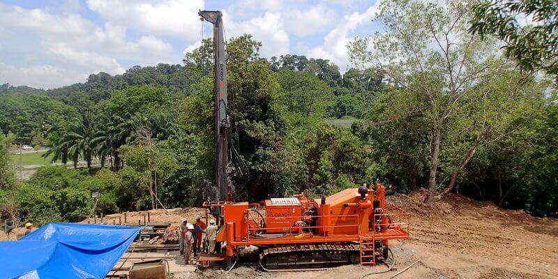 Mineral drilling rig