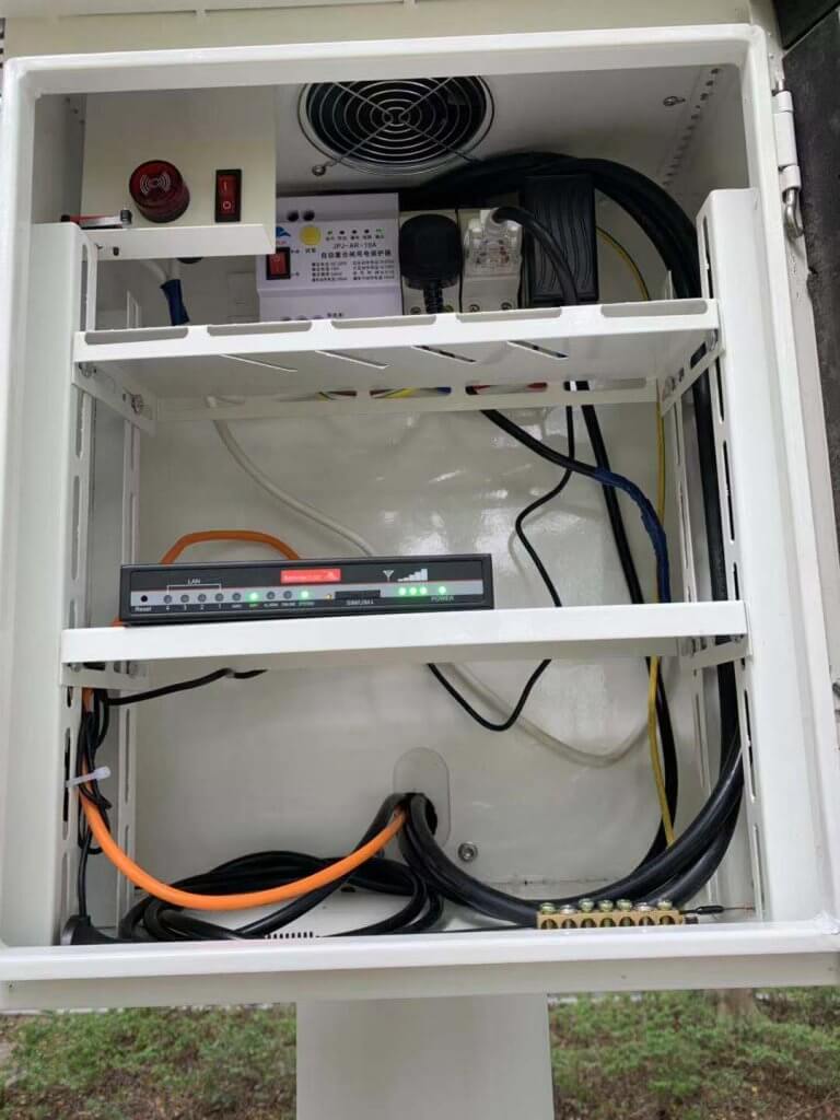 Smart parking pole installation 2 Enhancing Parking Solutions: Bivocom 4G IoT Router TR341 and Automatic License Plate Recognition